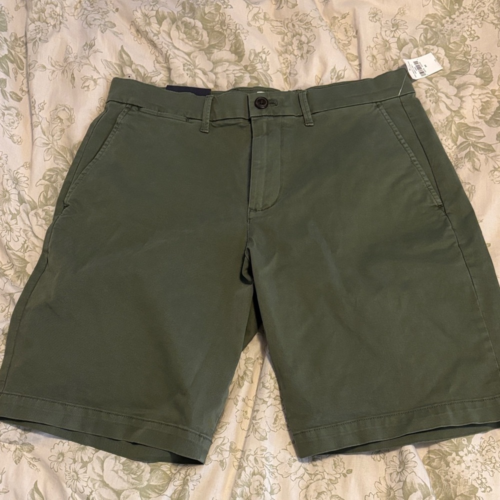 GAP Men's Flat Front Shorts in Forest Green